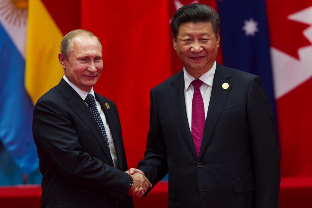 Chinese president Xi Jinping (R) welcomes Russian President Vladimir Putin (L) to the G20 summit in Hangzhou, on September 4th, 2016