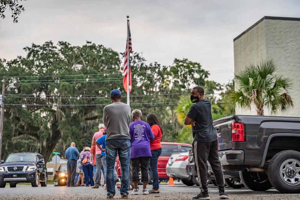 The first morning of early voting in Georgia (2020) began with lines at the Brunswick polling station and candidates' boosters on the street.