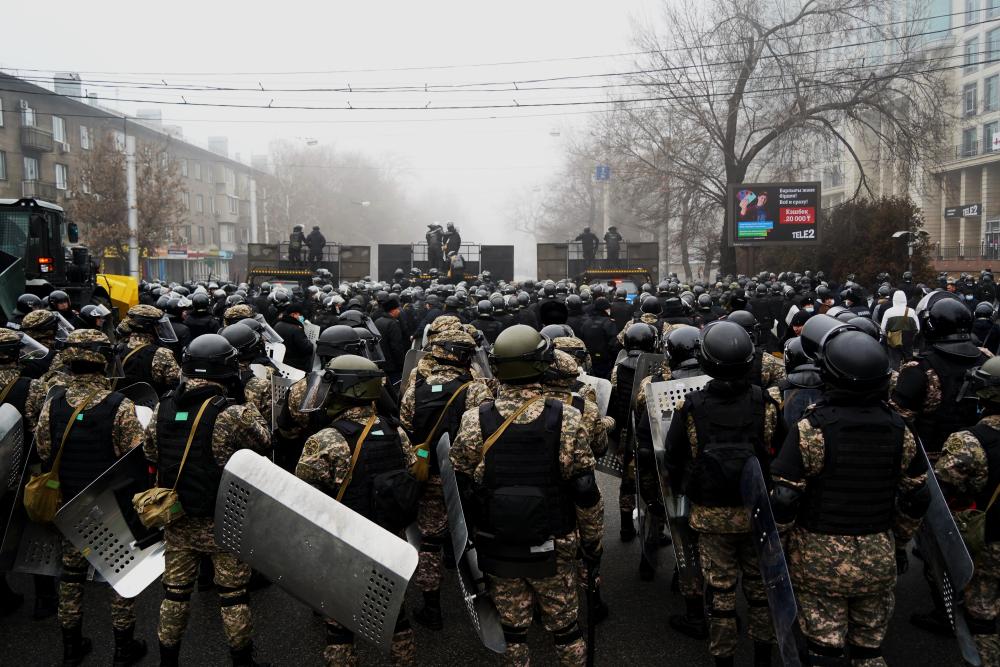 The police put up shields on the central roads during the riots.