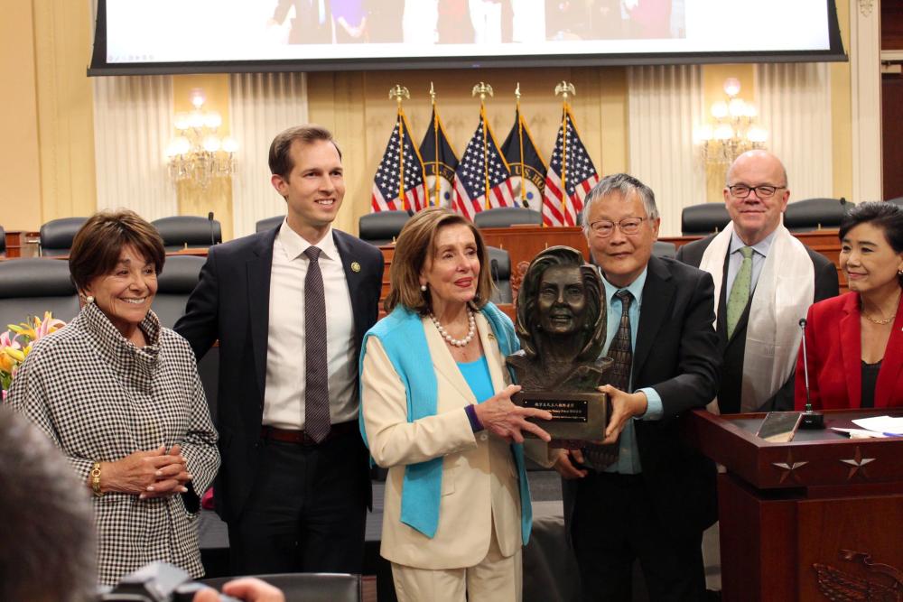 Wei Jingsheng presents the 2023 Wei Jingsheng Foundation Lifetime Award to former House Speaker Nancy Pelosi