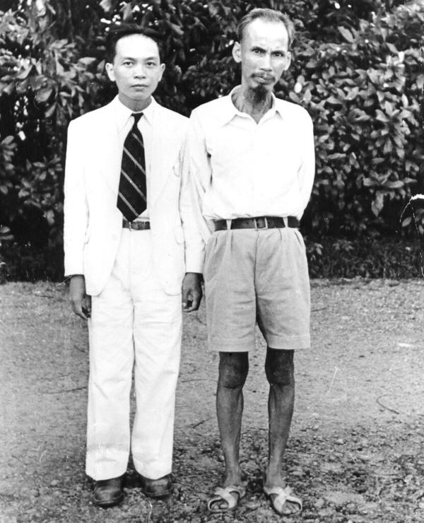 Hồ Chi Minh and General Võ Nguyên Giáp in 1945 outside of Hanoi